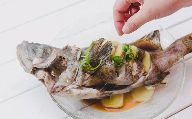 家宴上简单美味的清蒸石斑鱼,年年有余清蒸石斑鱼年夜饭