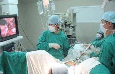 18岁女孩出血是怎么回事,18岁的女生出血了怎么办