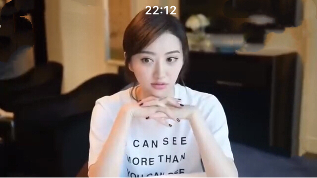 景甜春晚的红裙,景甜春晚穿牛仔外套