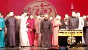 2018德云社封箱孟鹤堂踢大褂 (2020德云社封箱粉色大褂是谁)