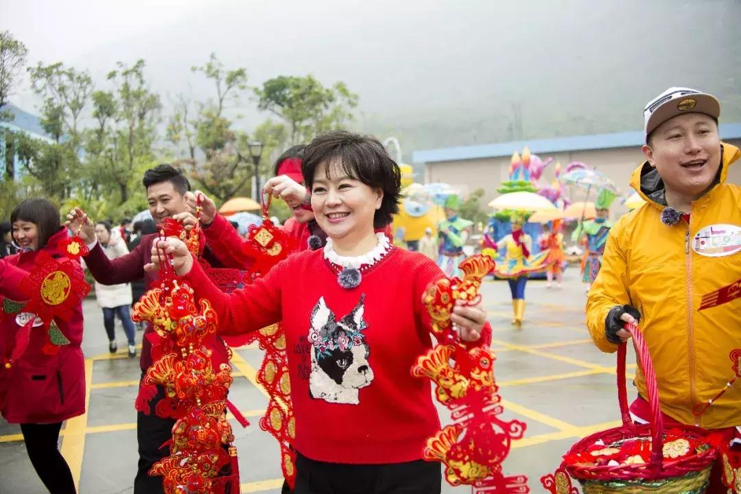 走起~今晚18:30拿出手机摇一摇,《过年啦》惊喜来袭!