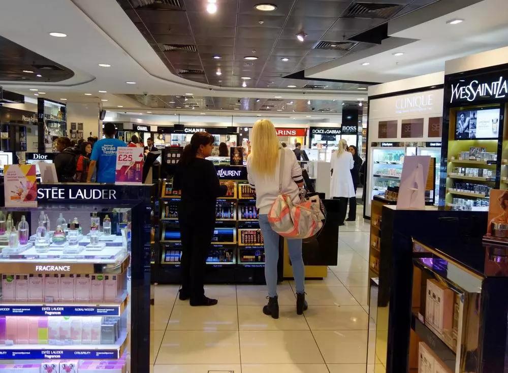 留学生回国免税店优惠政策,日媒曝光免税店坑骗中国游客