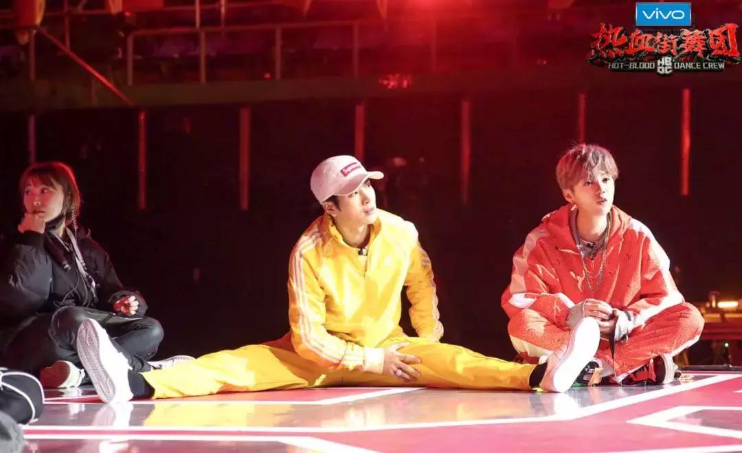 王嘉尔鹿晗热血街舞团即兴甩手舞,热血街舞团王嘉尔鹿晗在练习