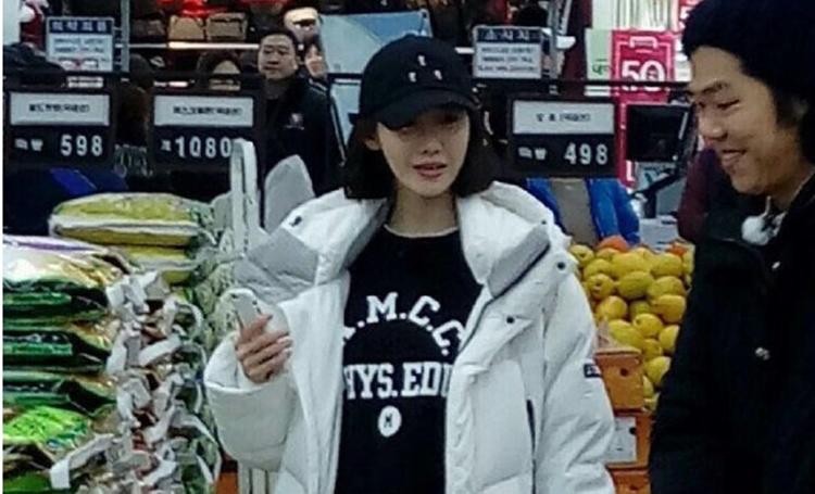 允儿白衫红裤出席活动,允儿韩国elle露脐装