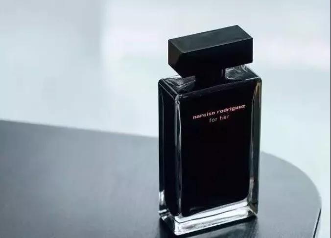 大年初一拜年发烟,大年初一喷迪奥香奈儿