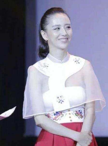 杨幂发际线被热评,杨幂发际线被质疑