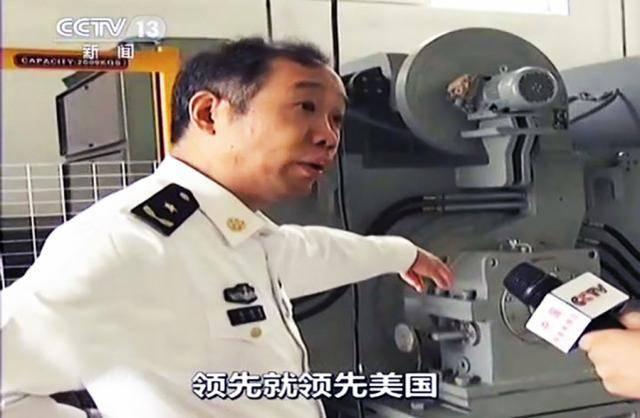 背后一座三峡都不够用的电磁轨道炮，是怎么装上船的？