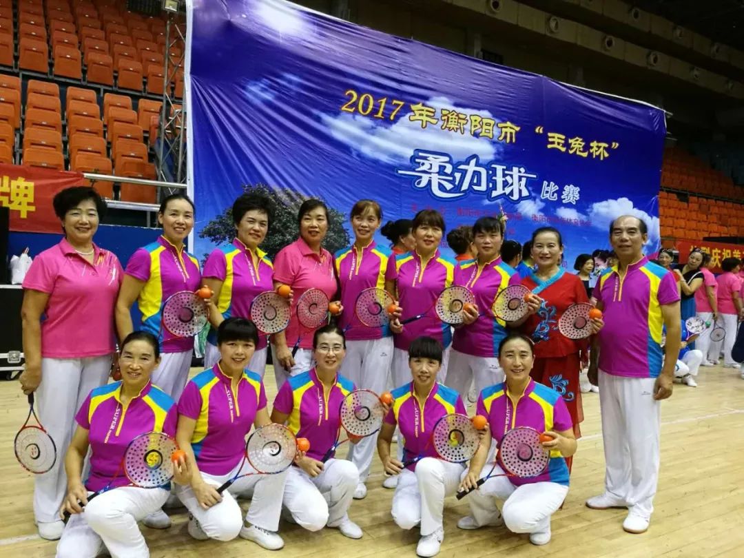 中老年人广场舞三人,中老年12人广场舞比赛