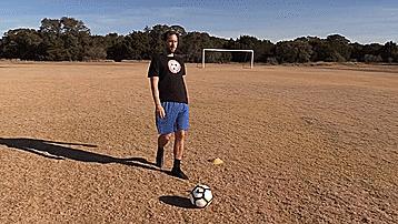 足球初学者教学接球,足球踢球正确姿势教学