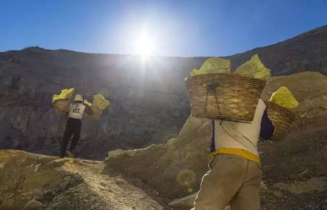 终极火山体验：在爪哇之巅，遇见蓝色地狱之火