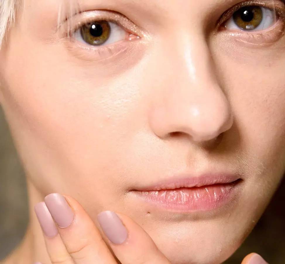 黑头一挤就缩回去,黑头挤了两三次会变大嘛