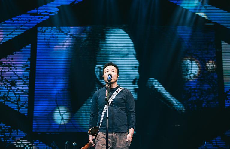 奋力跳到音响上唱歌，这大概是许巍这几年最燃的一次现场了！