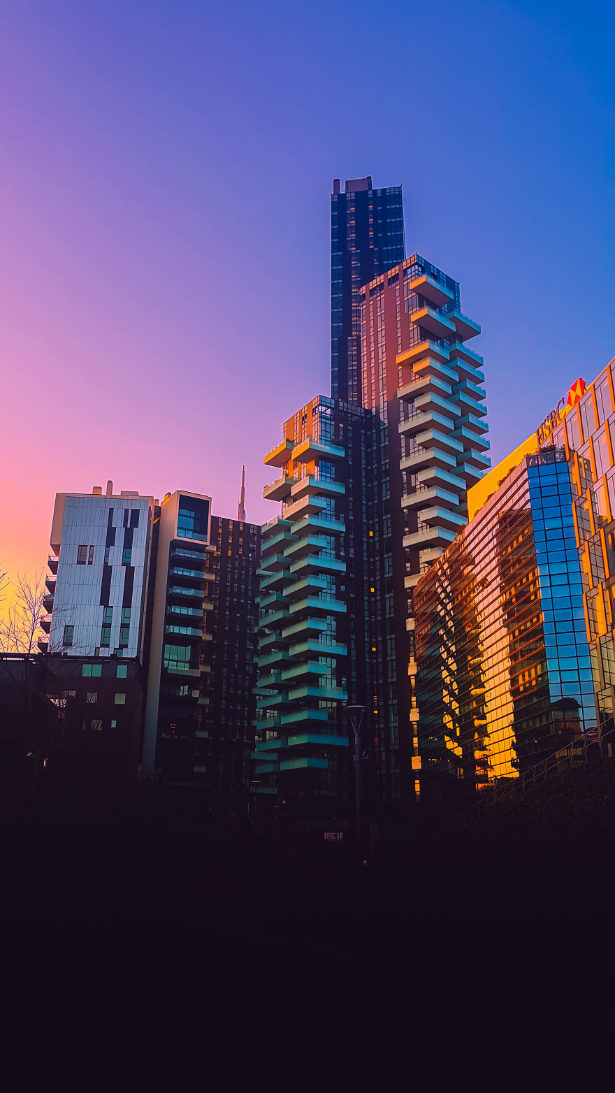 夕阳下的大厦图片,落日余晖下的楼房