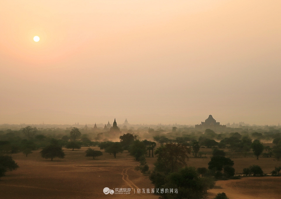 万千佛塔卧夕烟，十里浮屠一望间