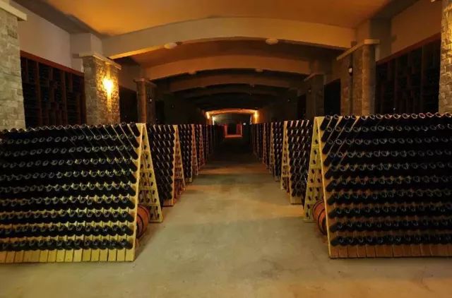 *疆新**人文地理丨趣泡五江温泉，乐在冰湖酒庄，女神节，应该这么过！