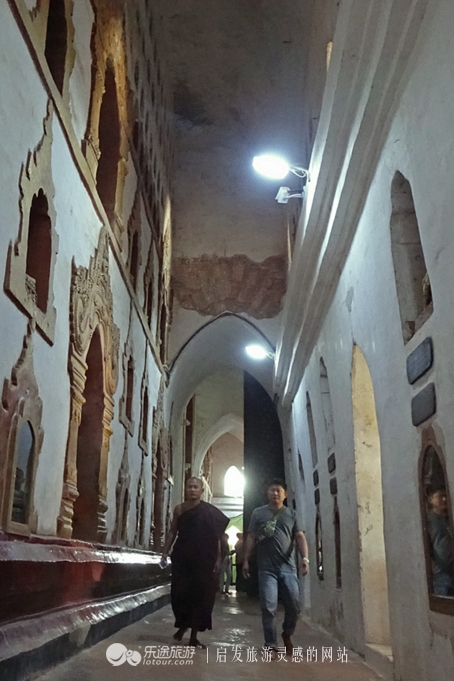 万千佛塔卧夕烟，十里浮屠一望间