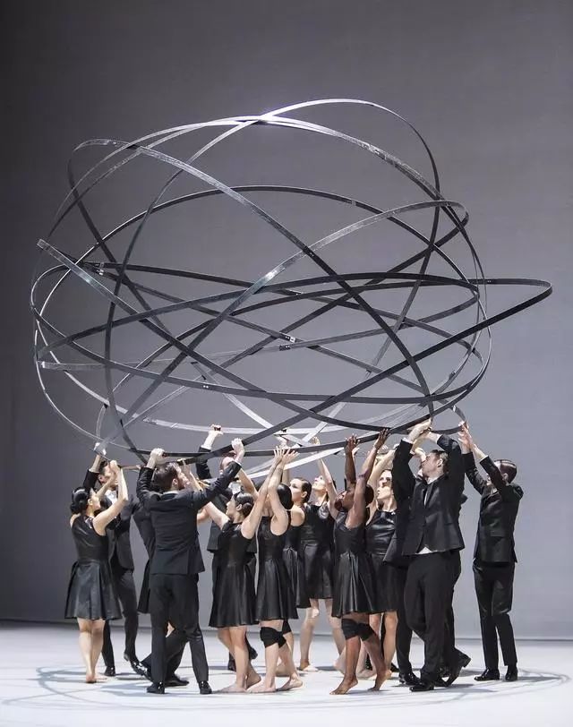 YT现场｜与三吨黏土共舞？艺术家如何让剧院变身作品的舞台