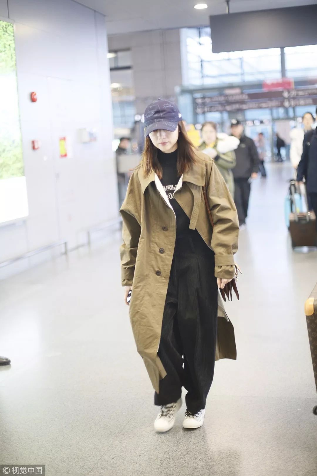 迪丽热巴宋茜西装look,热巴穿搭日常黑色棒球帽