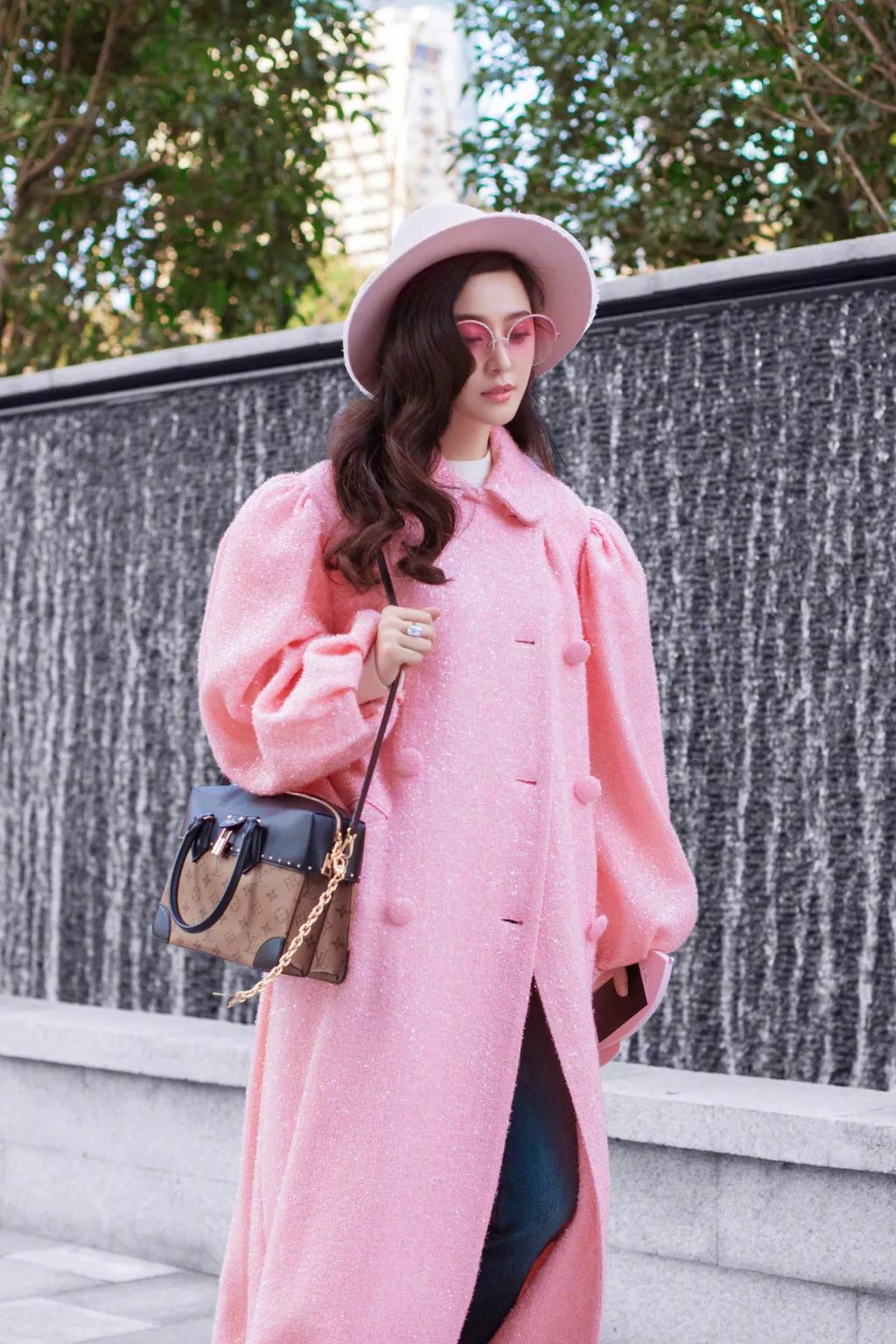 把自己变成“200斤壮汉”的超大风衣,真的好看吗?