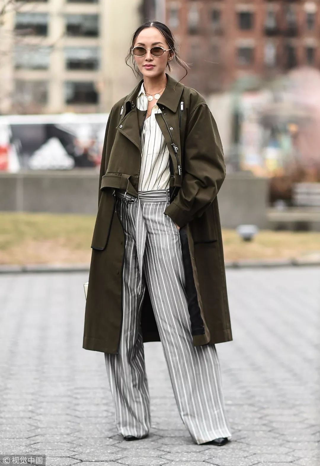 把自己变成“200斤壮汉”的超大风衣,真的好看吗?