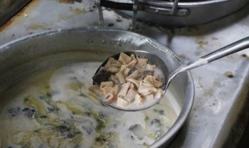 一碗牛杂能在夜市立足几十年,牛杂记忆深处的味道