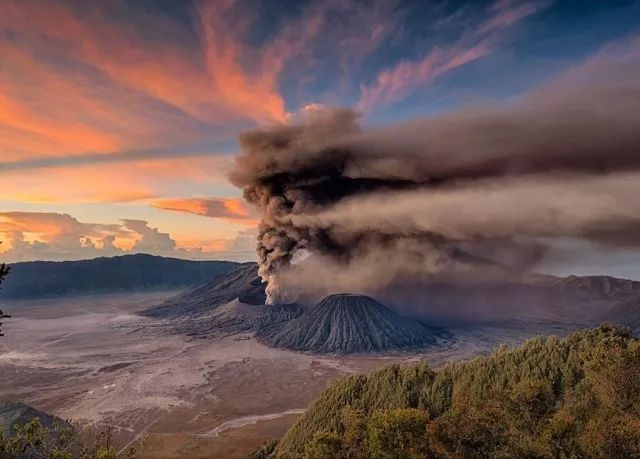 终极火山体验：在爪哇之巅，遇见蓝色地狱之火