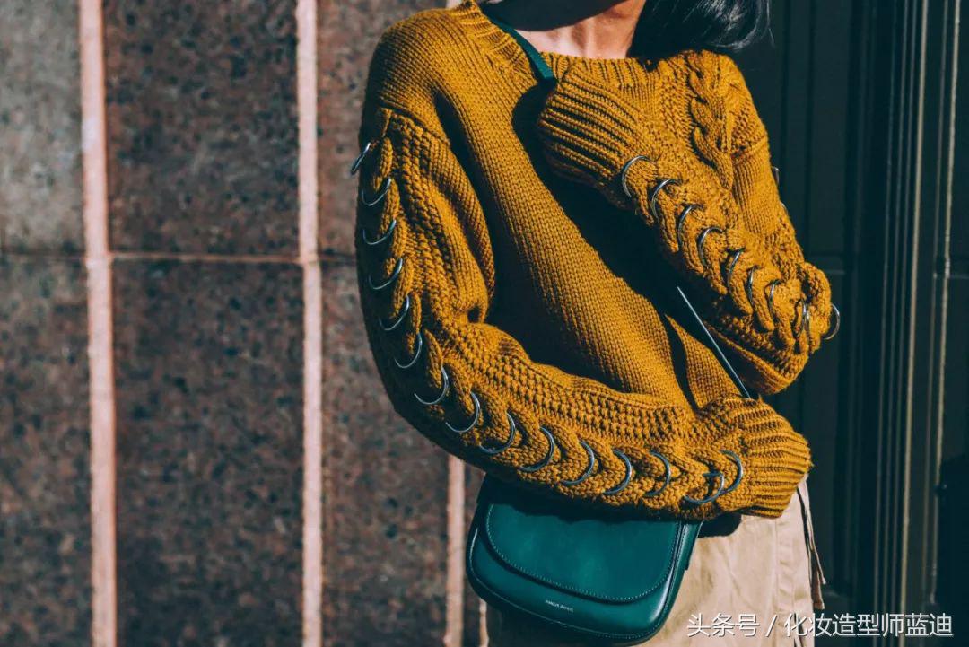 毛衣衬衫最温暖的叠穿套路,墨绿色毛衣配的衬衫穿搭