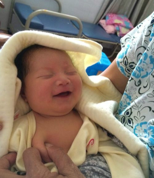 心疼！新生儿挤乳头红肿发炎：到底应不应该给婴儿挤乳头？