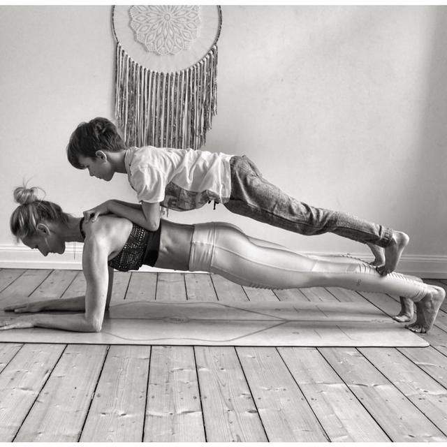 亲子瑜伽可以和孩子一起做的瑜伽 (亲子瑜伽其实没有那么难)