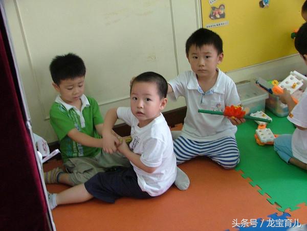 孩子喜欢打人该怎么引导呢,为什么孩子喜欢打妈妈