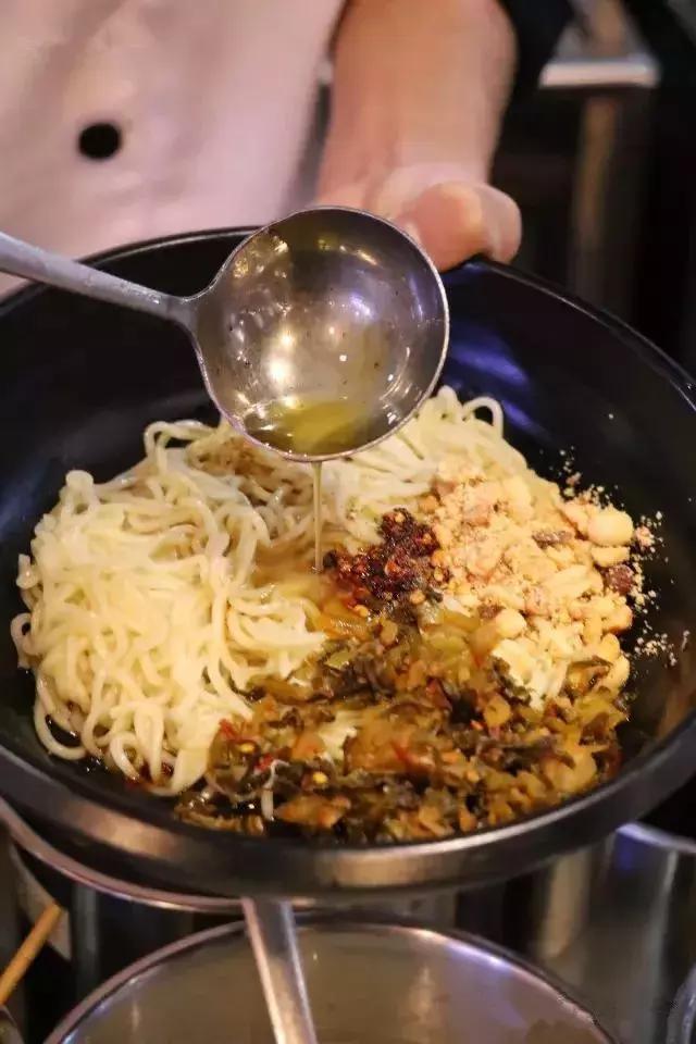 姑父的早餐店仅依赖这八款秘制米线配方，日接待量高达800人次