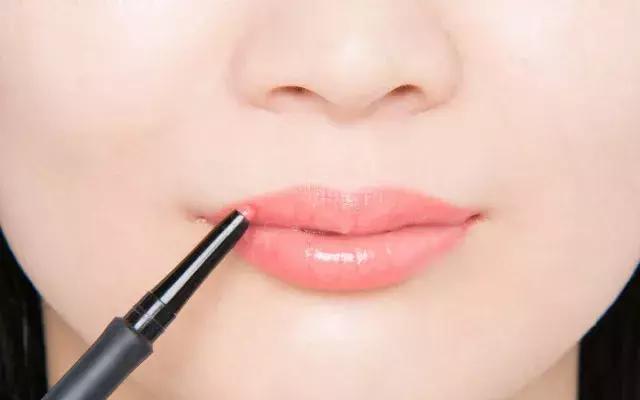 一抹惊艳的唇妆,diy唇彩的制作方法