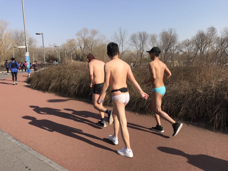 零度只穿内衣裤“裸跑”北京光猪跑开赛