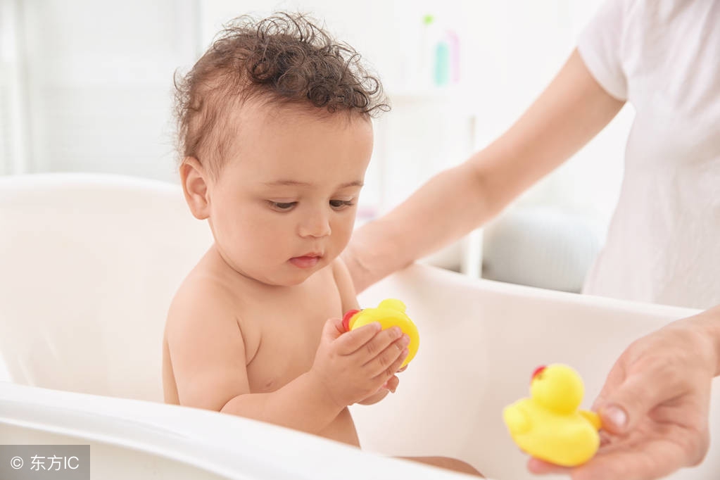 给宝宝洗澡注意点,给宝宝洗澡的几点知识