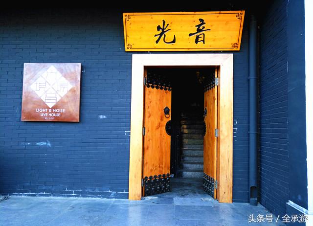 吃烧烤遇上路边歌唱,吃在承德