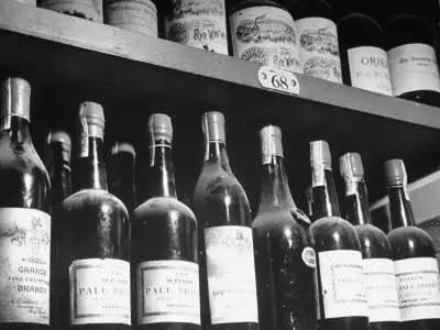 酒裹保鲜膜,酒为什么要裹保鲜膜