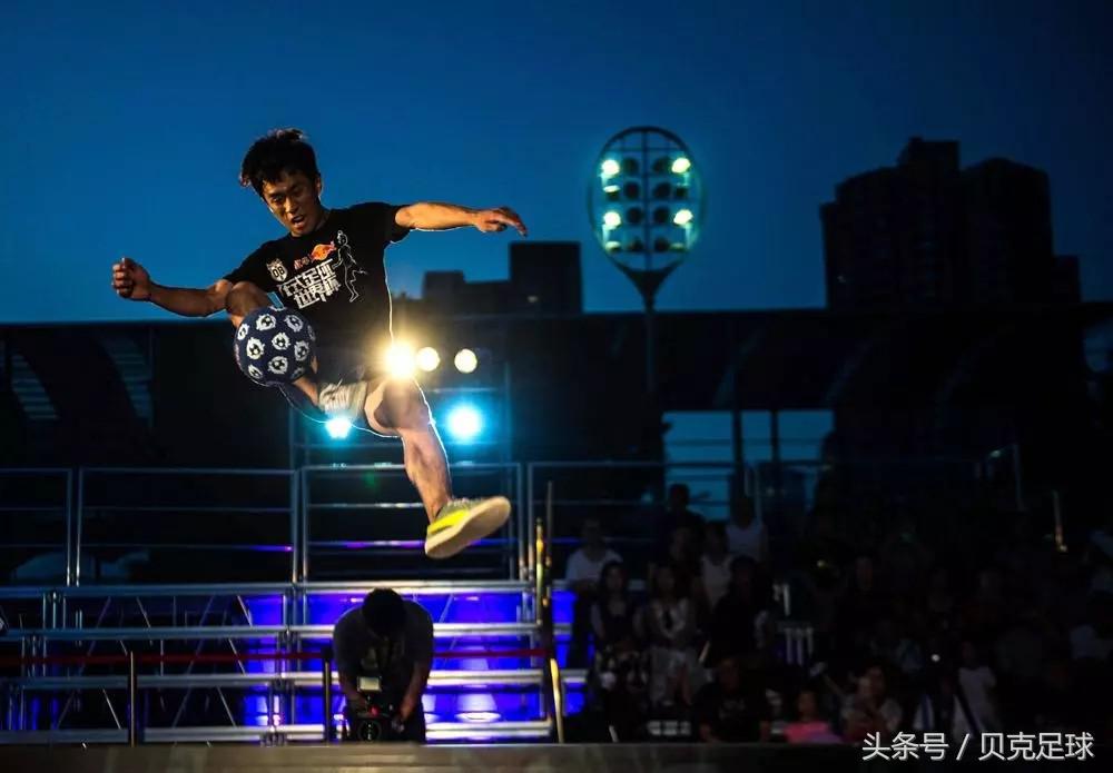三个可以惊艳全场的花式足球技巧,花式足球和职业足球