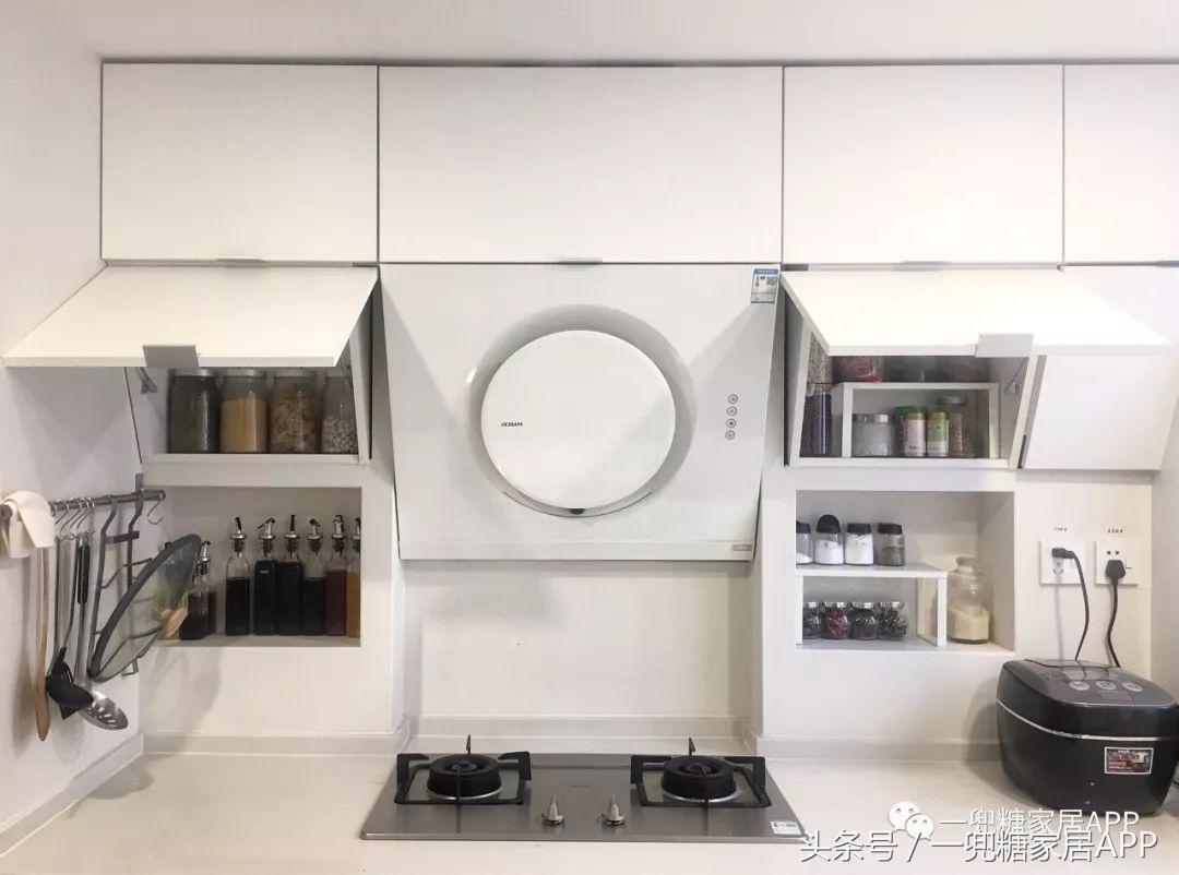 沙发墙开了一扇窗,沙发背景墙可收纳极简风