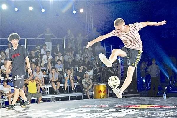 三个可以惊艳全场的花式足球技巧,花式足球和职业足球