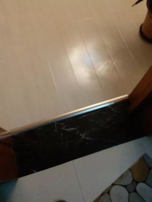 地砖和木地板怎么衔接啊,进门如何使用地砖与木地板衔接