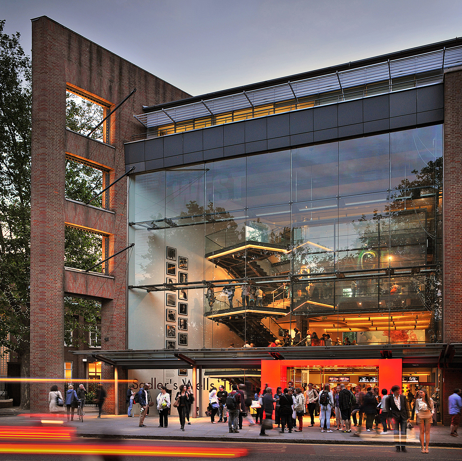 艺术家不仅与“硅胶假人”共舞，还与少林寺僧人合作《佛经》