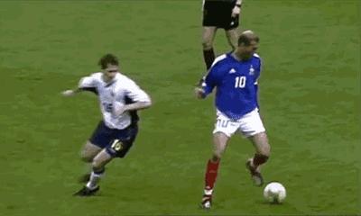 足球十大过人经典动作,足球最简单的过人动作小孩子