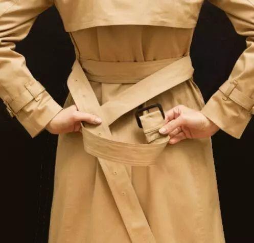 系风衣腰带单蝴蝶结的方法慢动作,巴宝莉男士风衣腰带背后正规系法