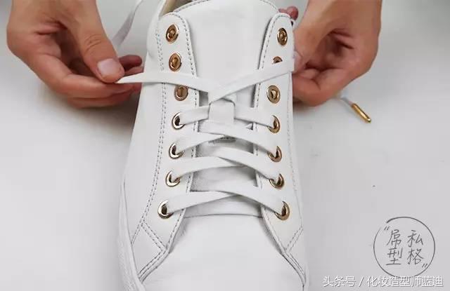 简单又不容易松的系鞋带小技巧,穿鞋带的方法教程慢动作双蝴蝶结