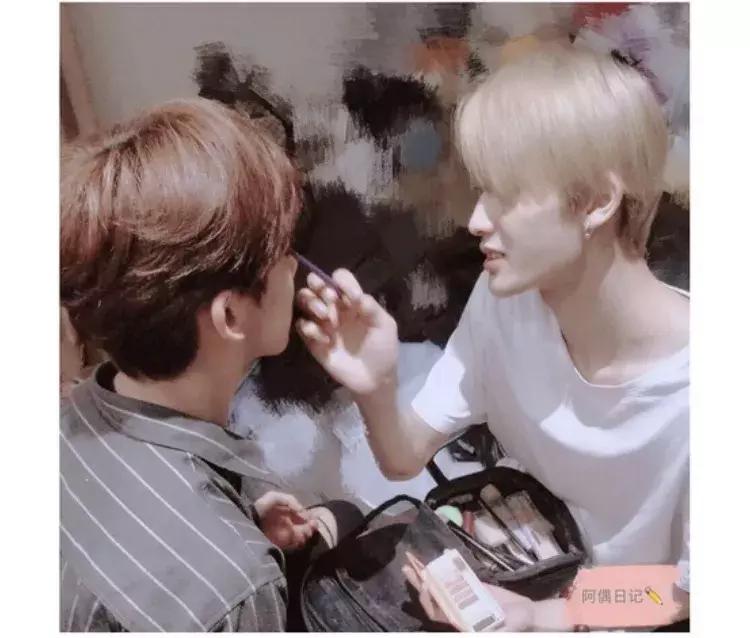 蔡徐坤张艺兴唇膏图片,朱正廷看蔡徐坤唇膏