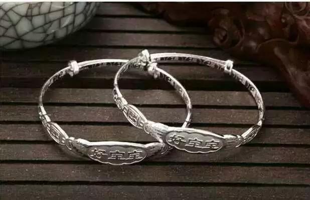 戴银饰都是些什么人,戴银饰好还是金饰好对身体好