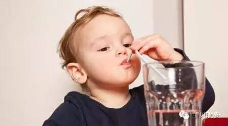 小孩子不喝水得肾结石的视频,整天不喝水的孩子会怎样