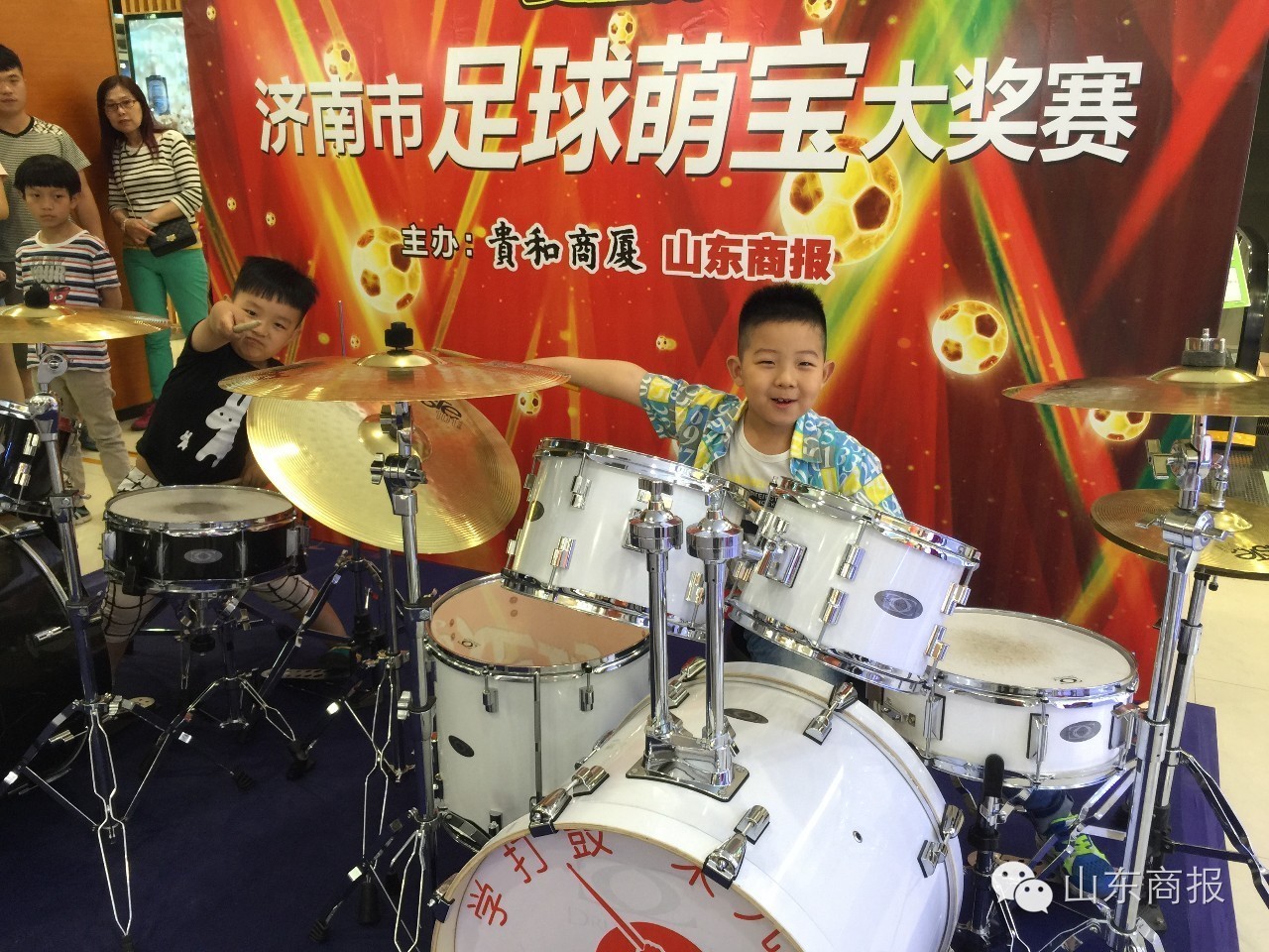 百余萌宝嗨翻天！足球萌宝们演出太卖力了，赶紧看看！