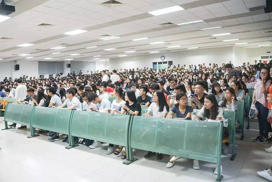 福布斯亚商权势女性董明珠女士,跟北师珠的同学分享了什么。