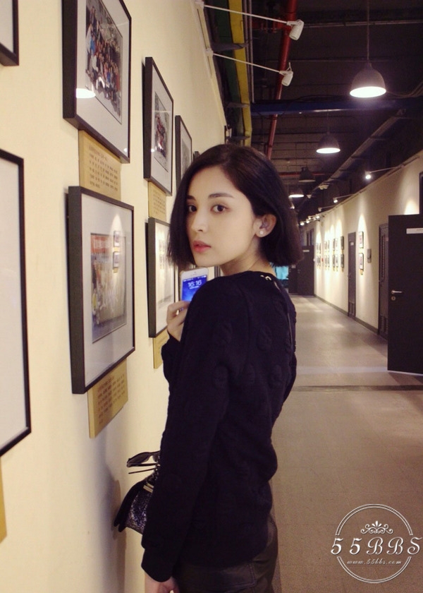 不得不承认她确实用水光肌和扇风耳K.O掉了爽妹子！